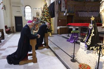 عيد الميلاد في غزة مثقلاً بالركام.. الصمت يخيم على التراتيل والشموع حاضرة في مواجهة الكيان الإسرائيلي عيد الميلاد في غزة مثقلاً بالركام.. الصمت يخيم على التراتيل والشموع حاضرة في مواجهة الكيان الإسرائيلي